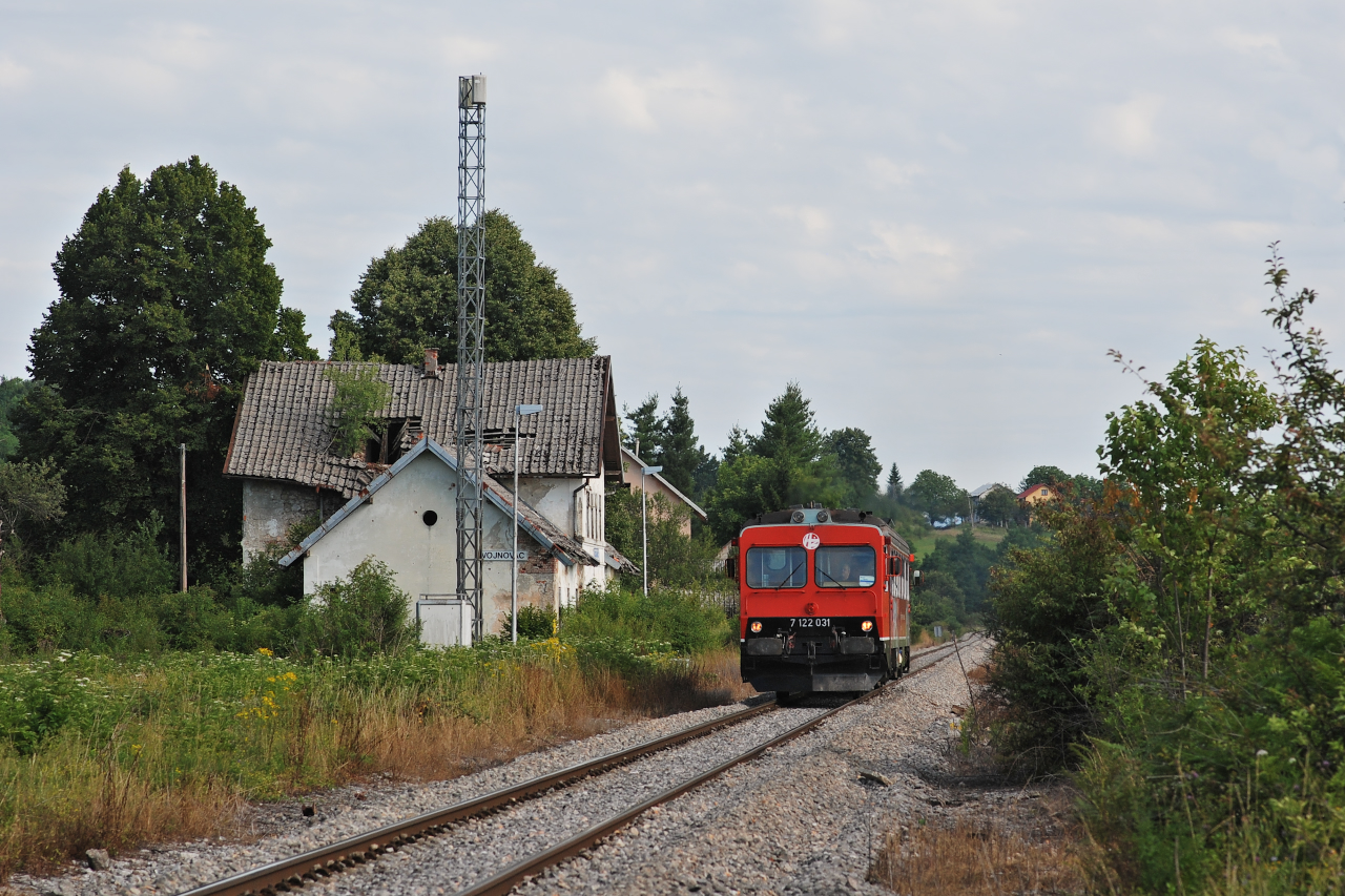 HZ 7122-031 na przystanku Vojnovac