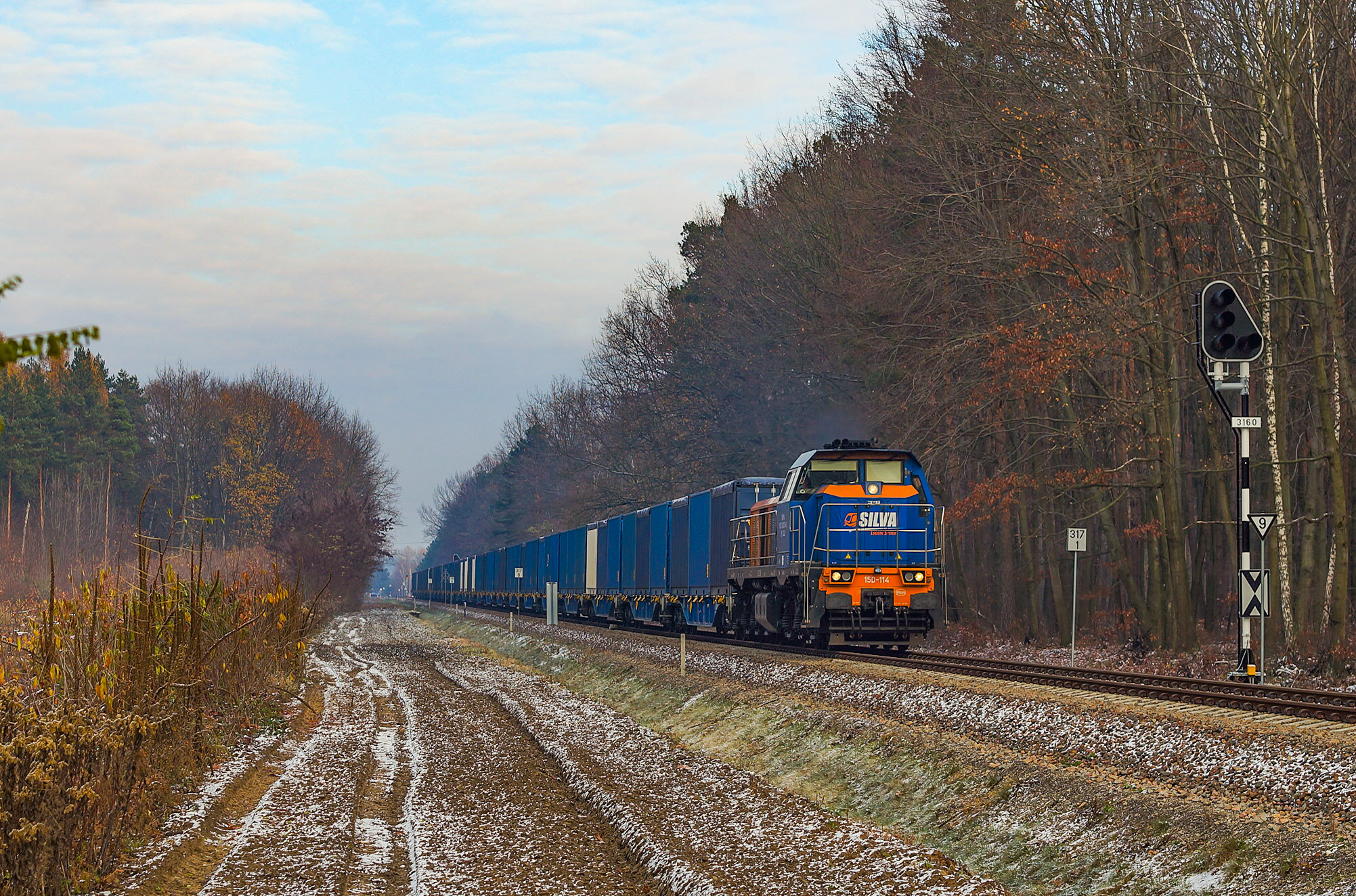Kontenerowiec w mroźny, listopadowy poranek na mieleckim "bezdruciu"