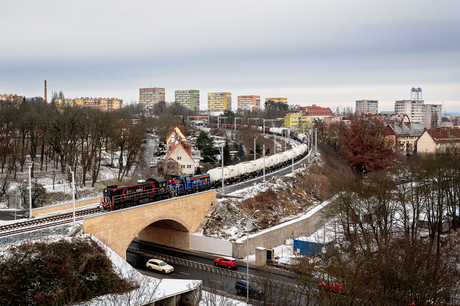 Na łuku, pod łukiem