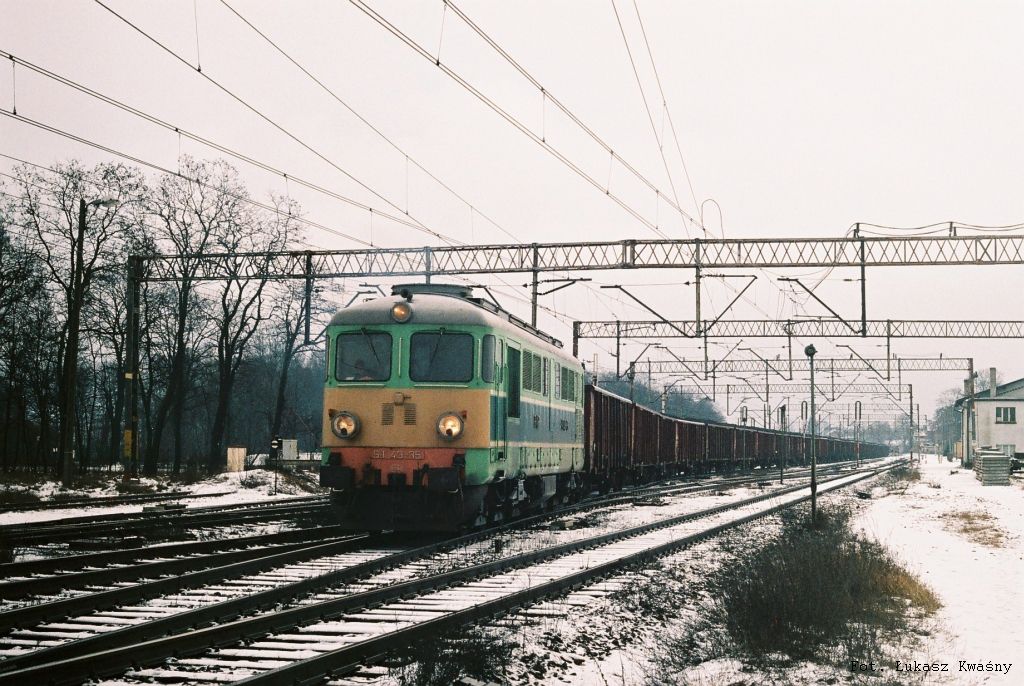ST43-35 z węglarkami na Gubin 2003