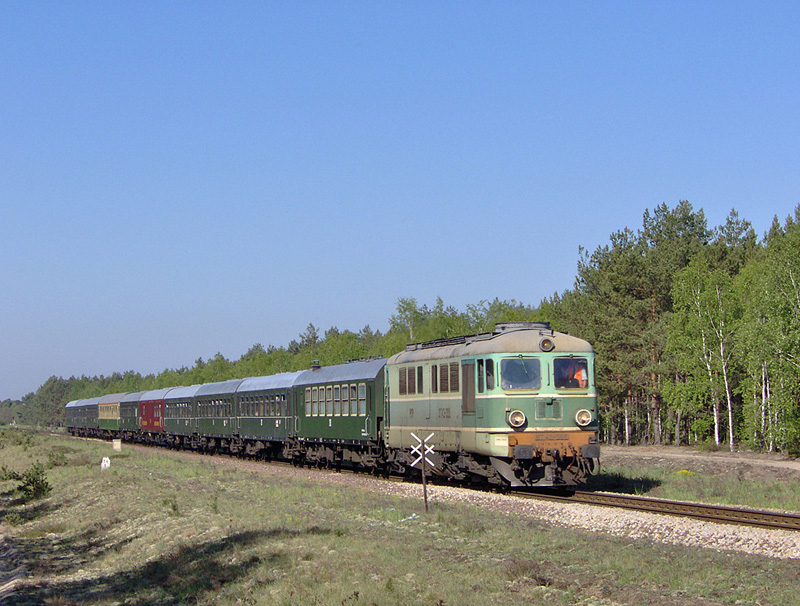 Rumun ST43- 399 z wagonami retro.