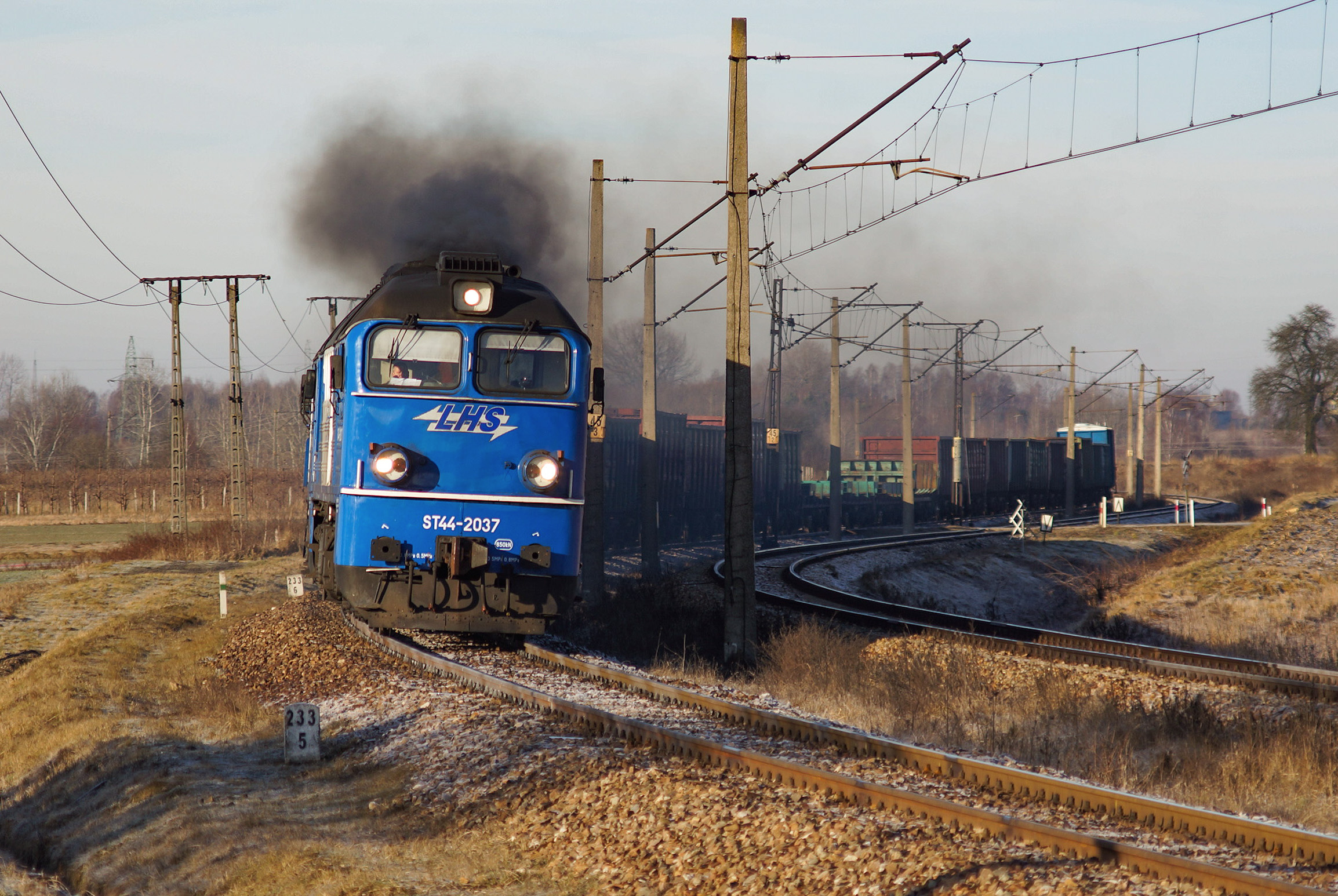 Kopcący, szerokotorowy Gagarin na łuku