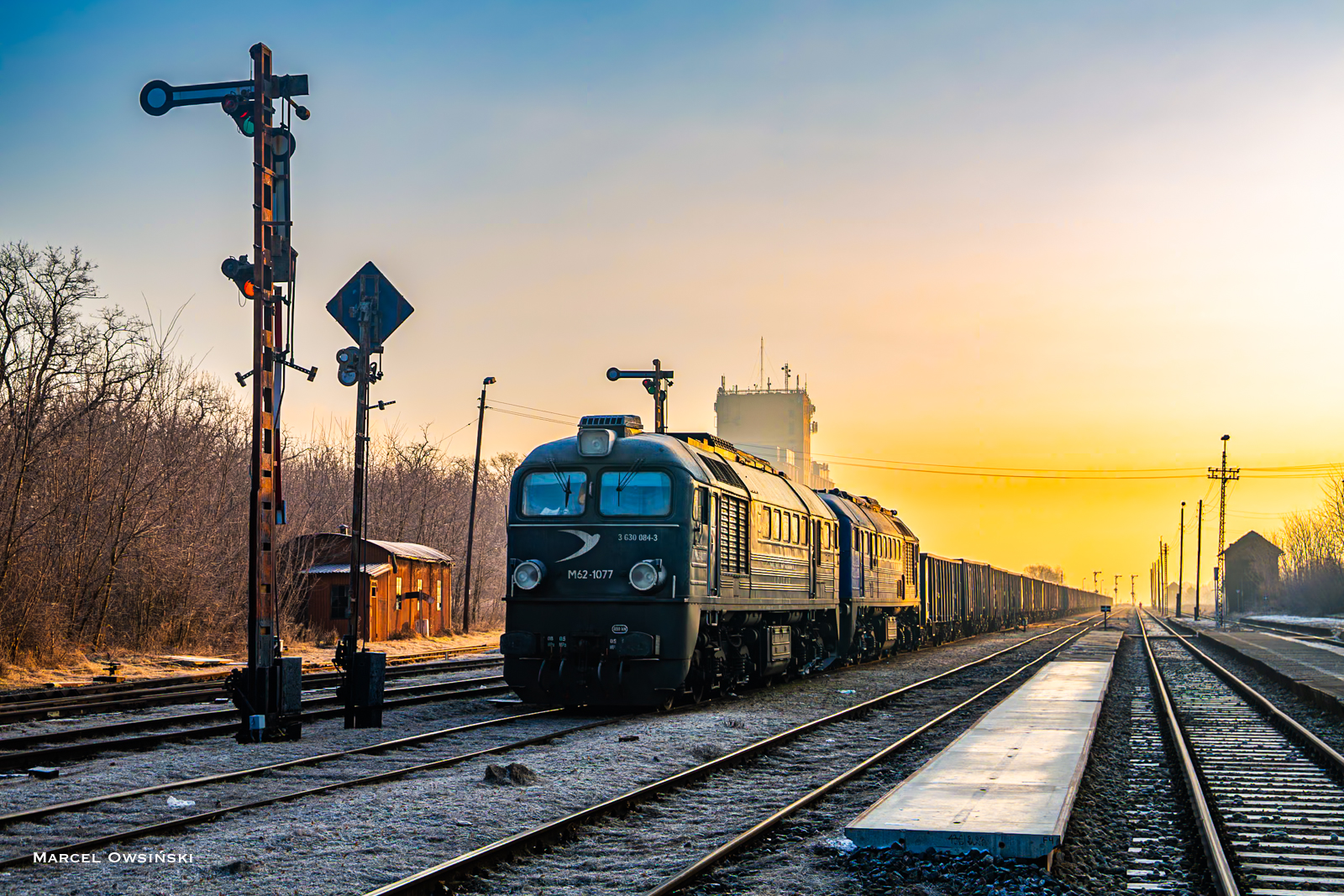 Wschód słońca nad zmarzniętym Koltarem