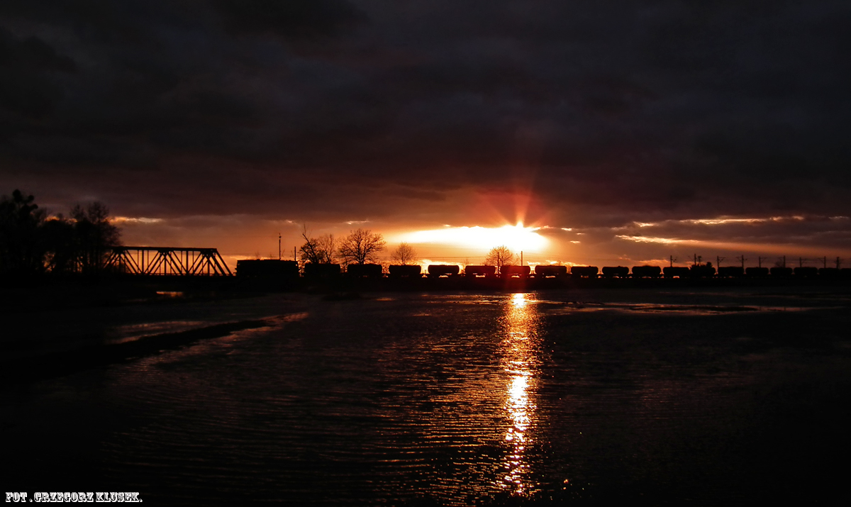 Zachód nad rozlewiskiem.