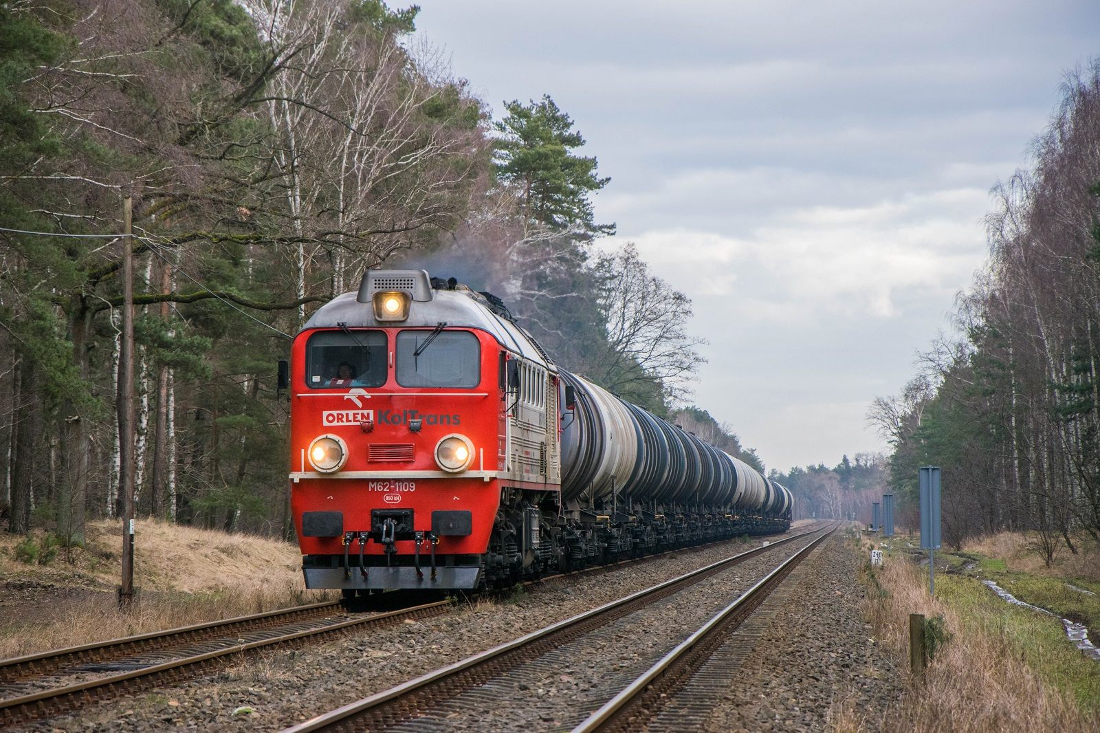 M62-1109 z beczkami.