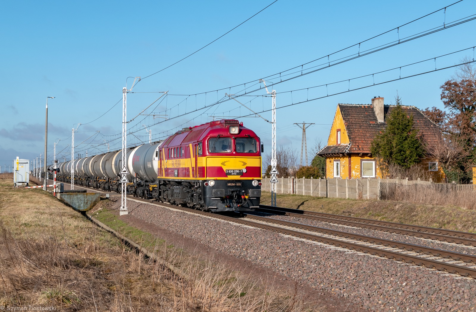 M62M-005 i klimatyczny domek na E20.