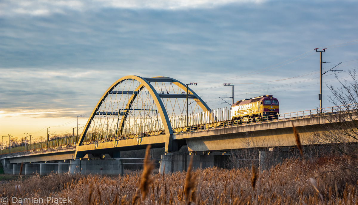 W zachodzącym słońcu