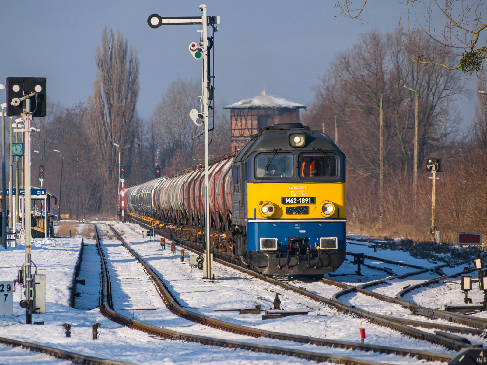 Żółty Gagarin w drodze do Wierzbna
