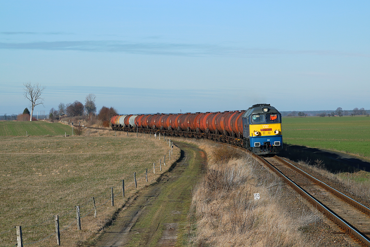 M62-1891 z ropą wśród pól