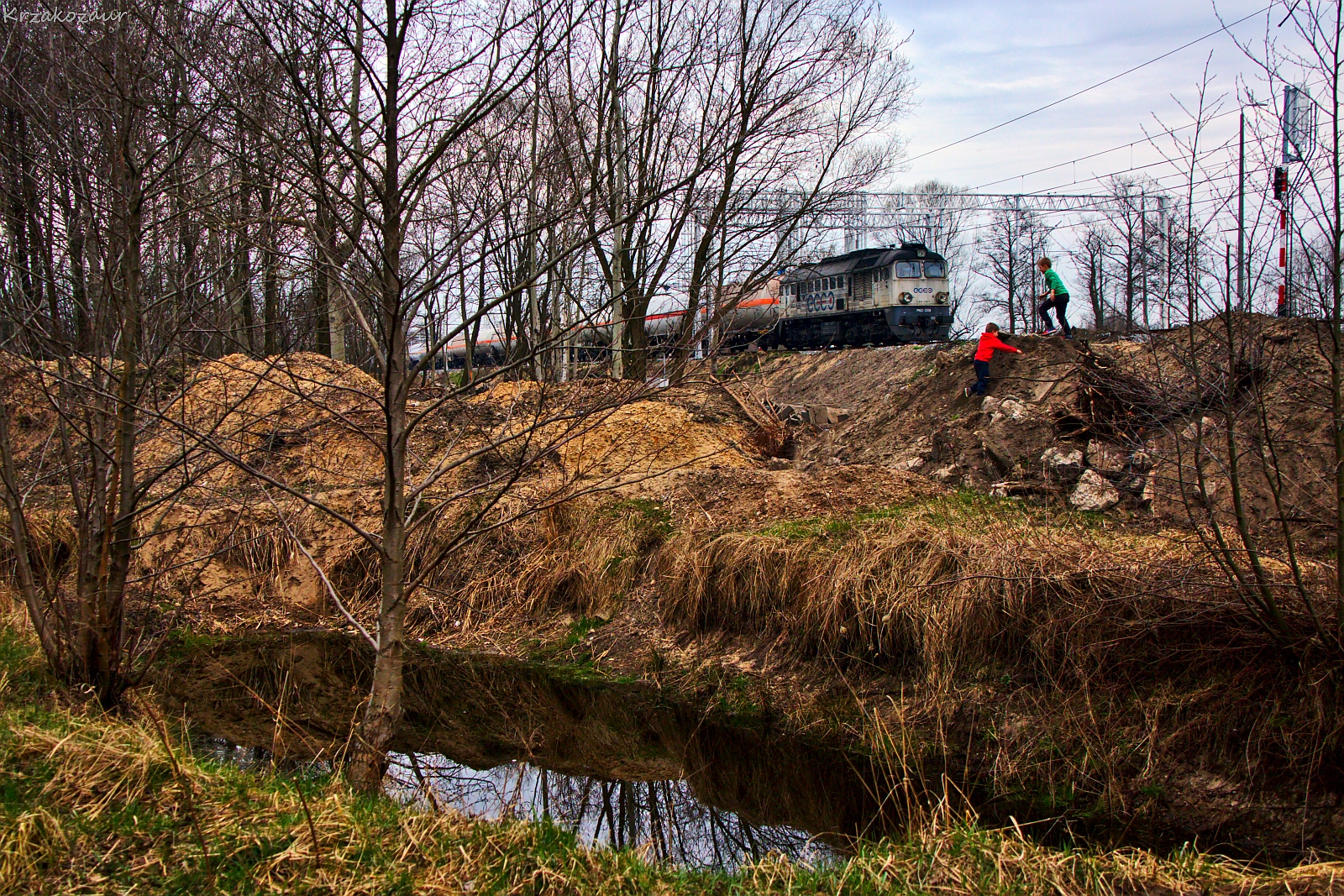 Dziadek dzieci pilnuje