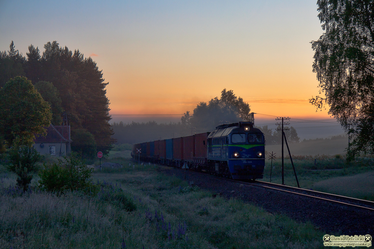 Pierwszy towar przed świtem