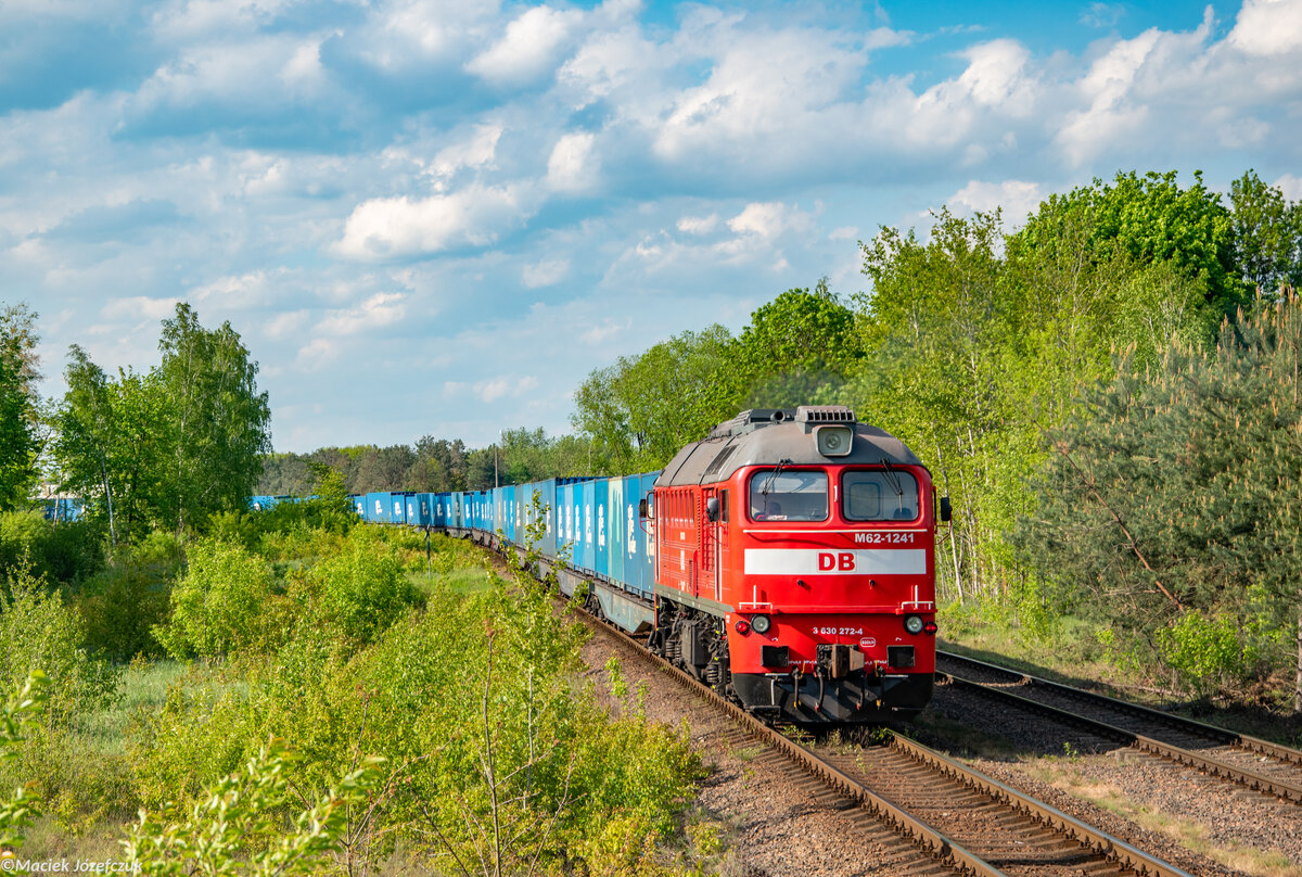 Czerwony gagarin DB spycha kontenery