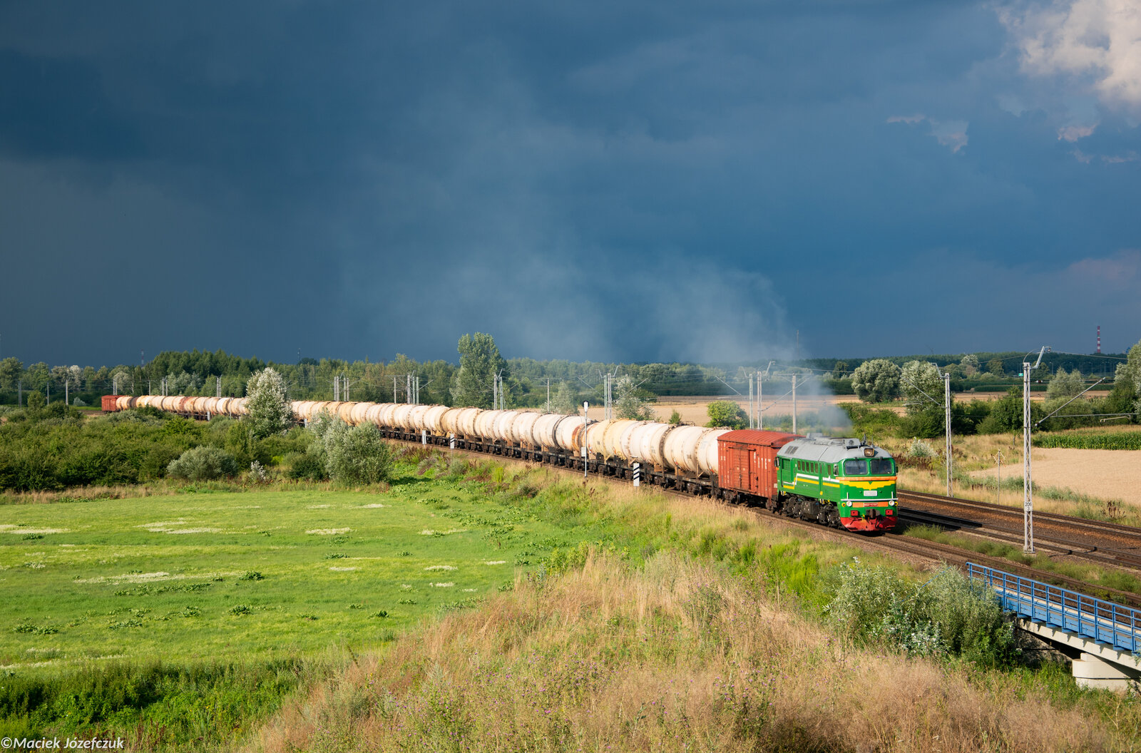 M62-1707 БЧ z towarowym do Kobylan w tle burzy