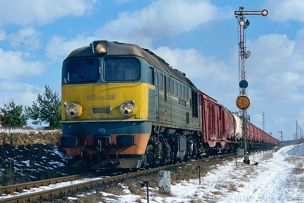 ST44-1109 z bekami do Gdyni