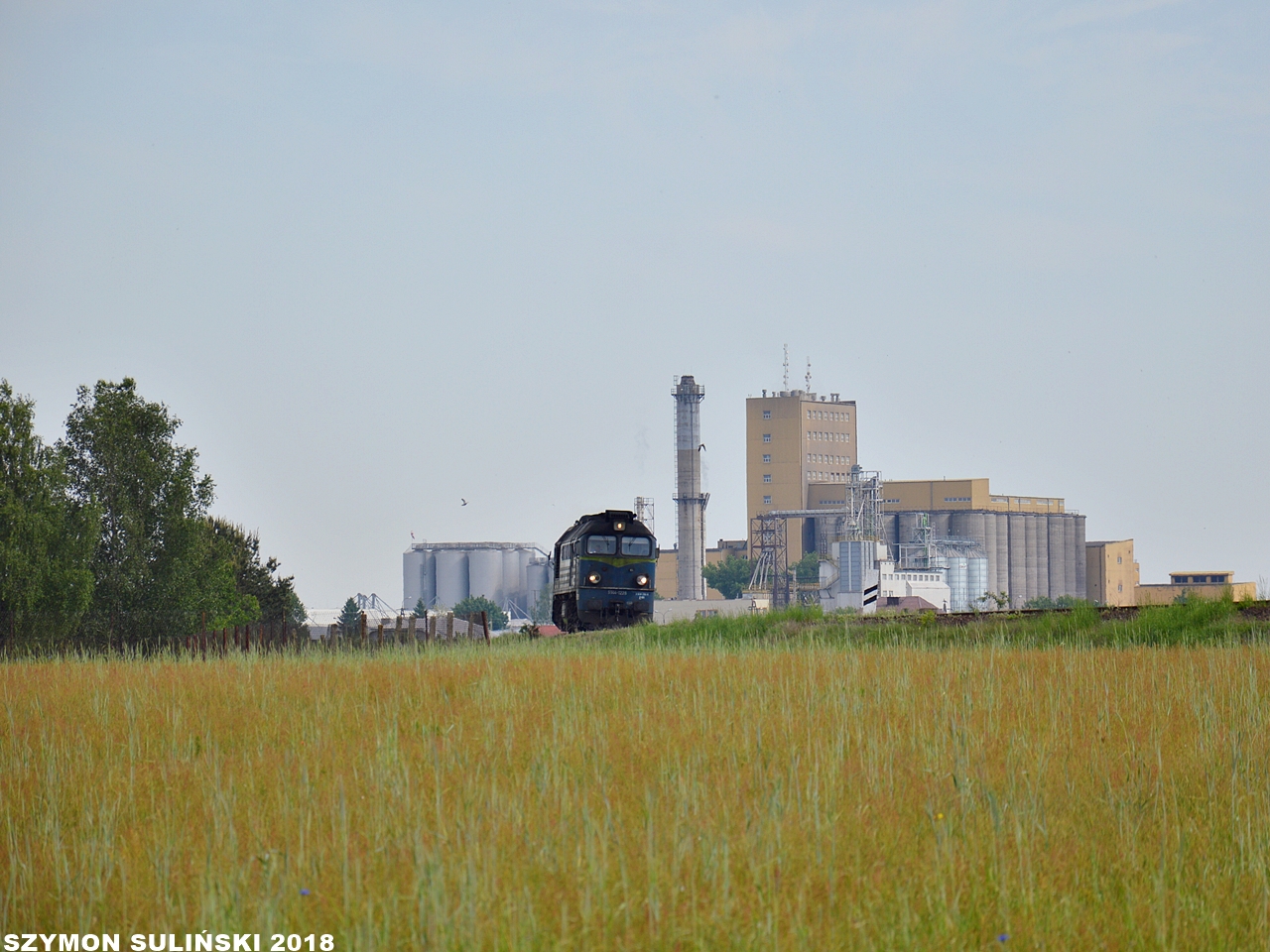 ST44-1228 na tle sierpeckiego browaru