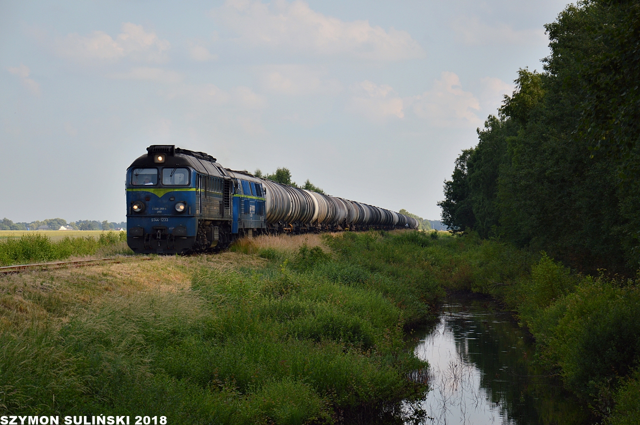 ST44-1233 i ST45-16 zbliżają się do Sierpca