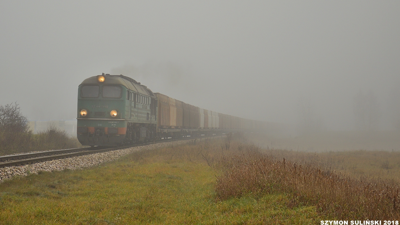 ST44-399 w mgliste południe wyjeżdża z Wydmin