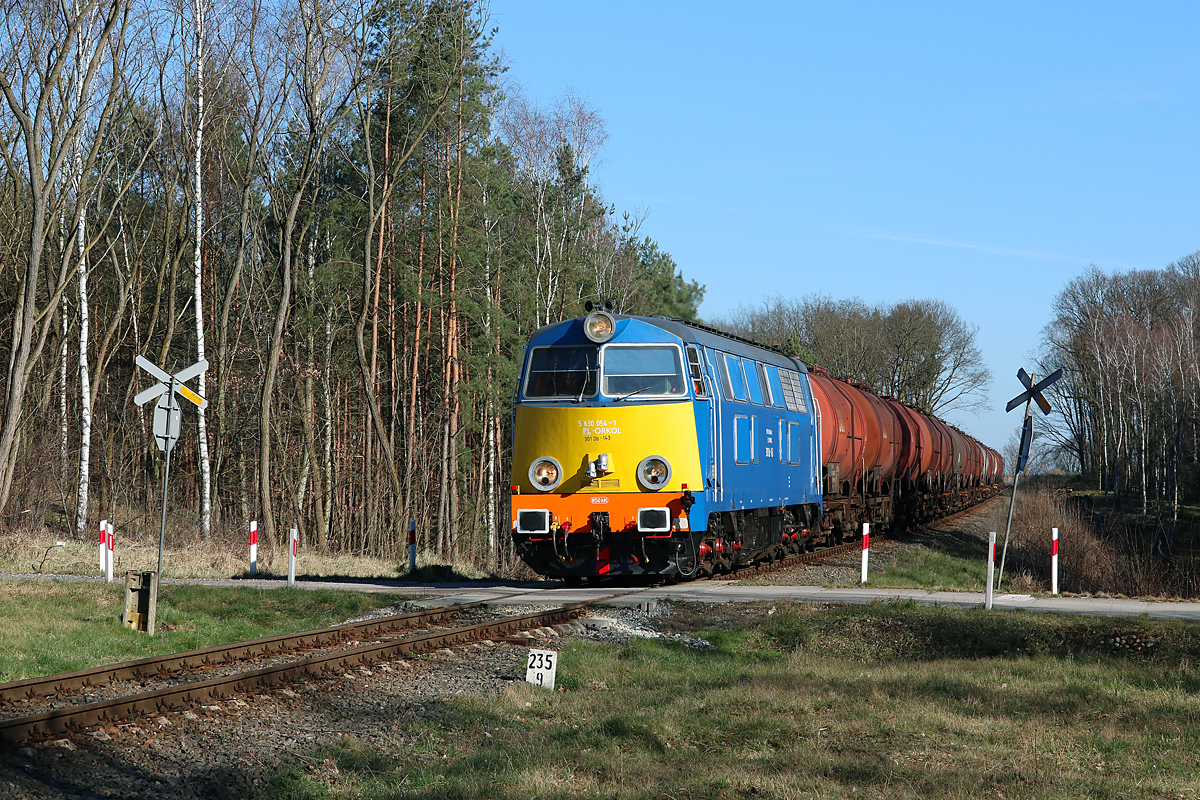 301Db-143 na leśnym przejeździe