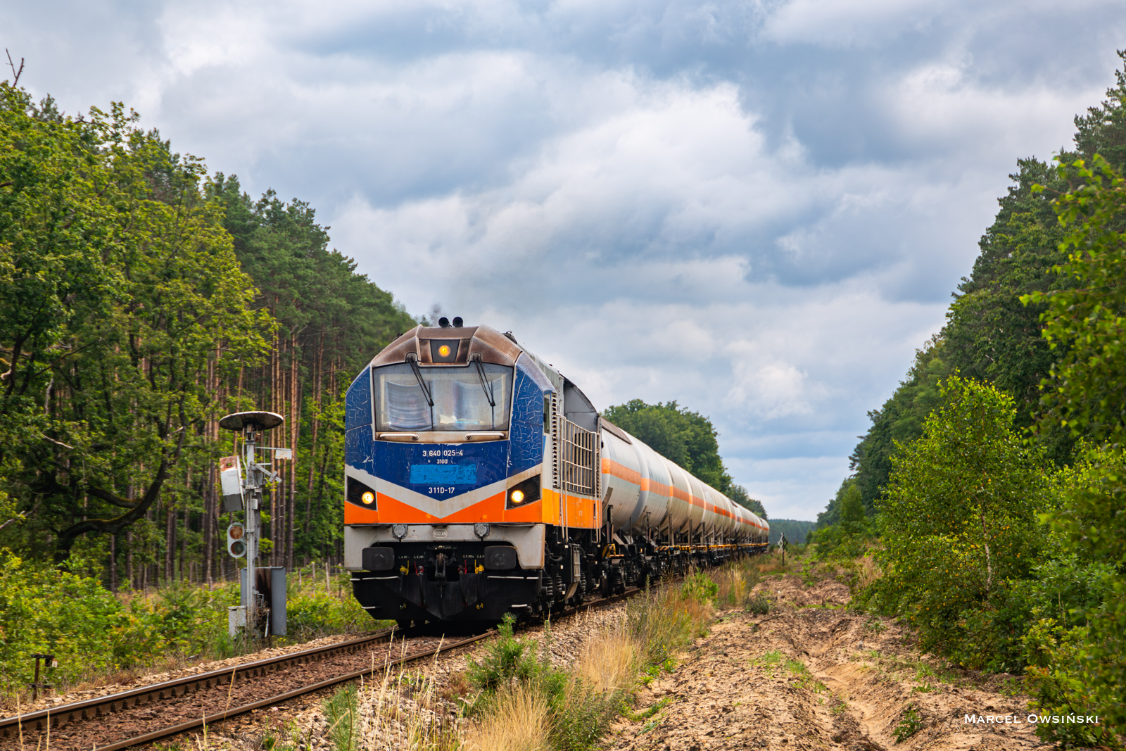 Trzystawna kształtowa tarcza ostrzegawcza