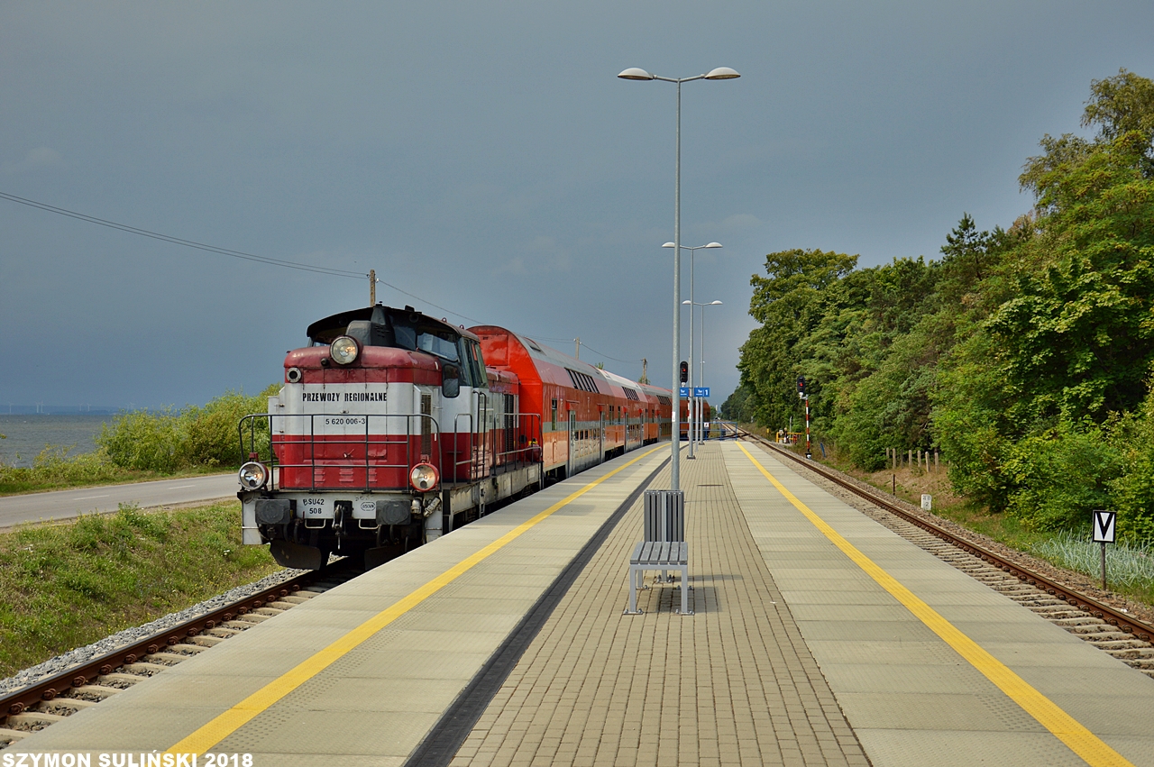 SU42-508 wjeżdża na stację Kuźnica