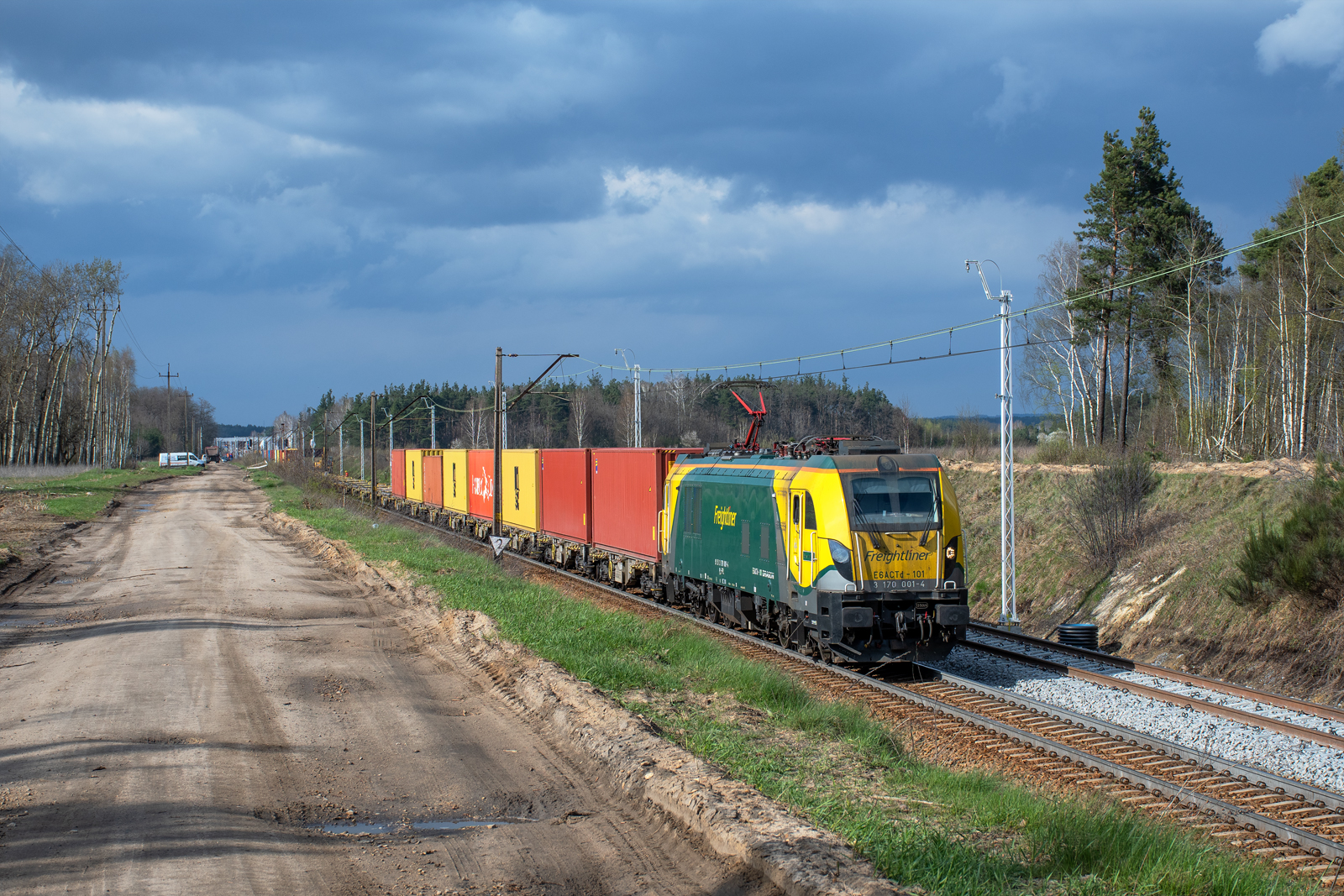 Dragon z kontenerami