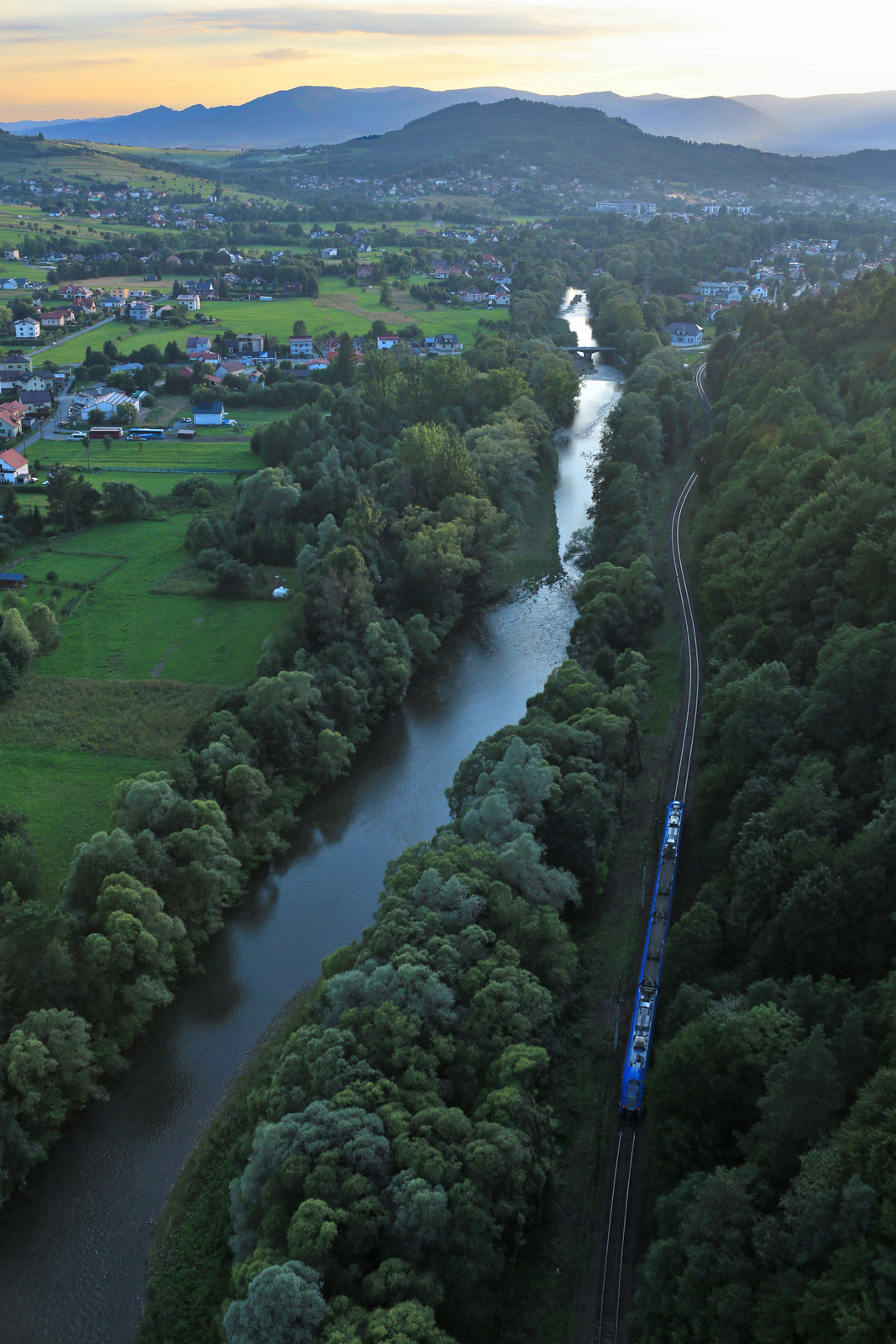 Wzdłuż rzeki Koszarawy