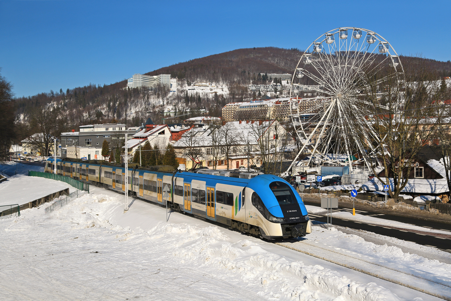 Kolejka w lunaparku..