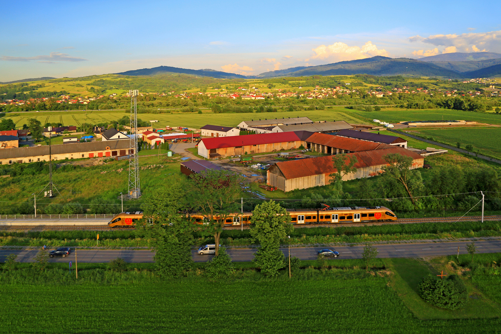 Złoty pociąg w złotej godzinie