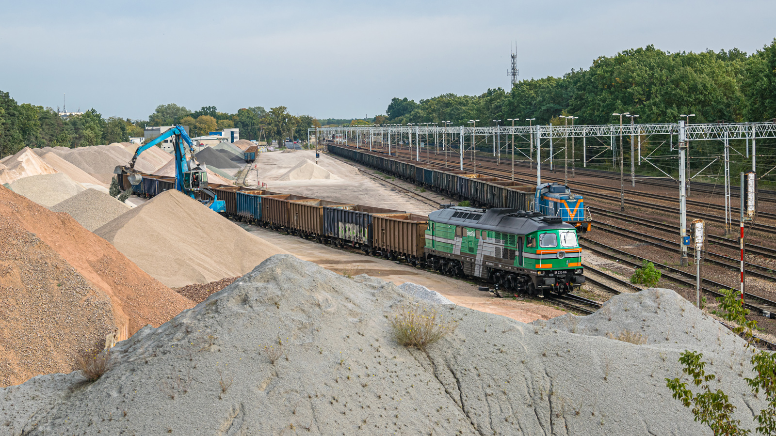 Ludmiła na rozładunku kruszywa w Rembertowie