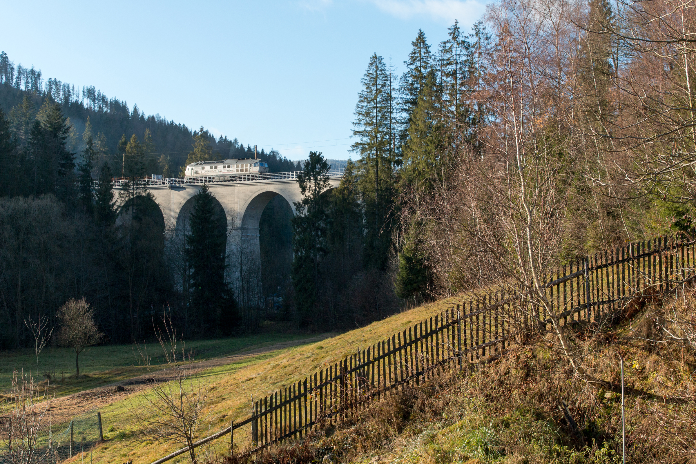 Słynny wiadukt z wyjątkowym pociągiem