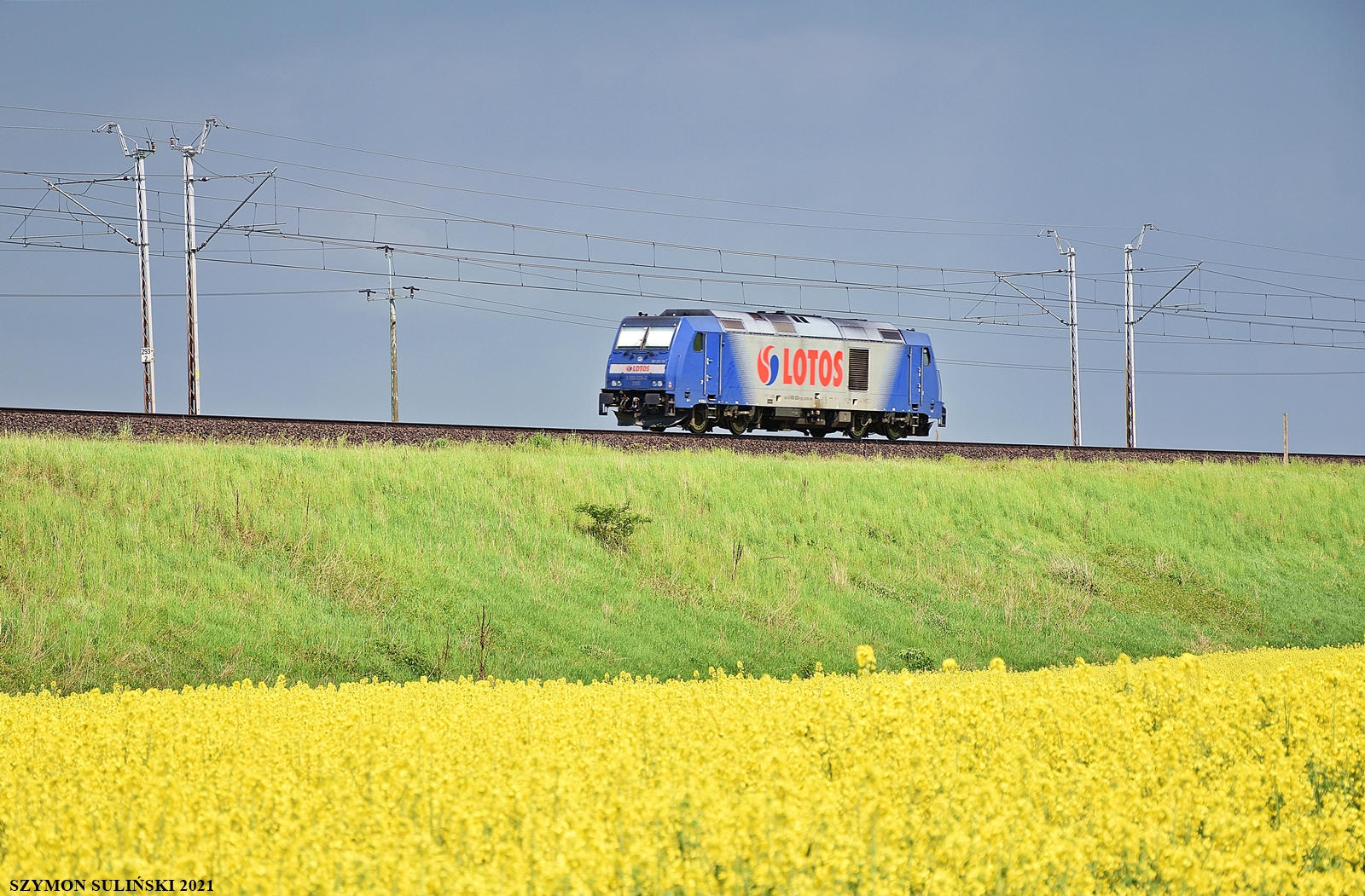 BR285-125 na tle rzepaku i burzowego nieba