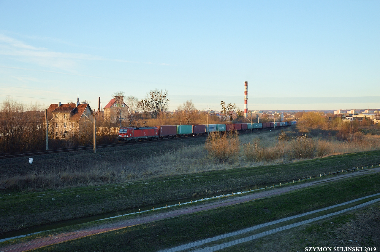 Vectron X4EC-044 z kontenerami opuszcza Elbląg