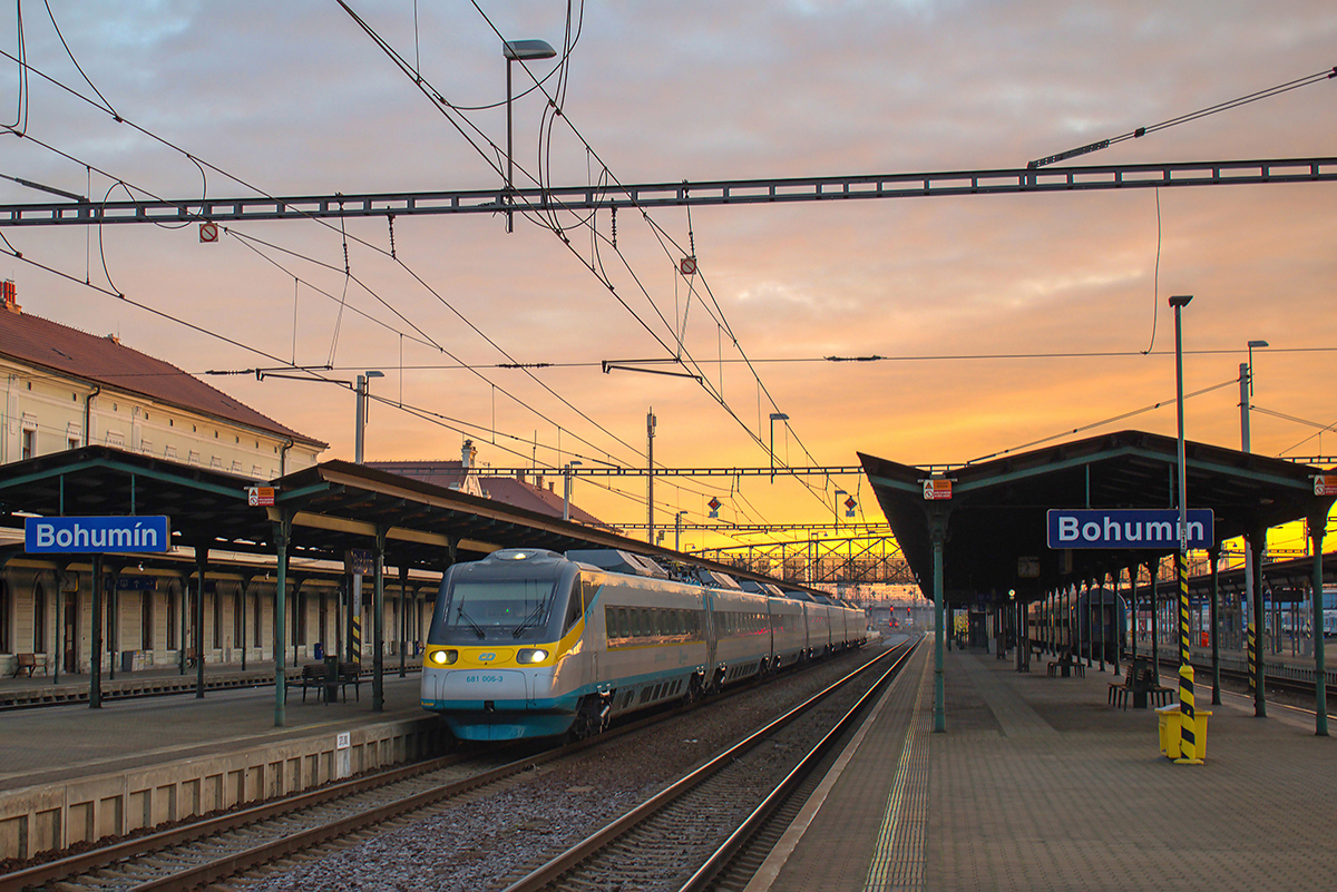 Pendolino o wschodzie słońca