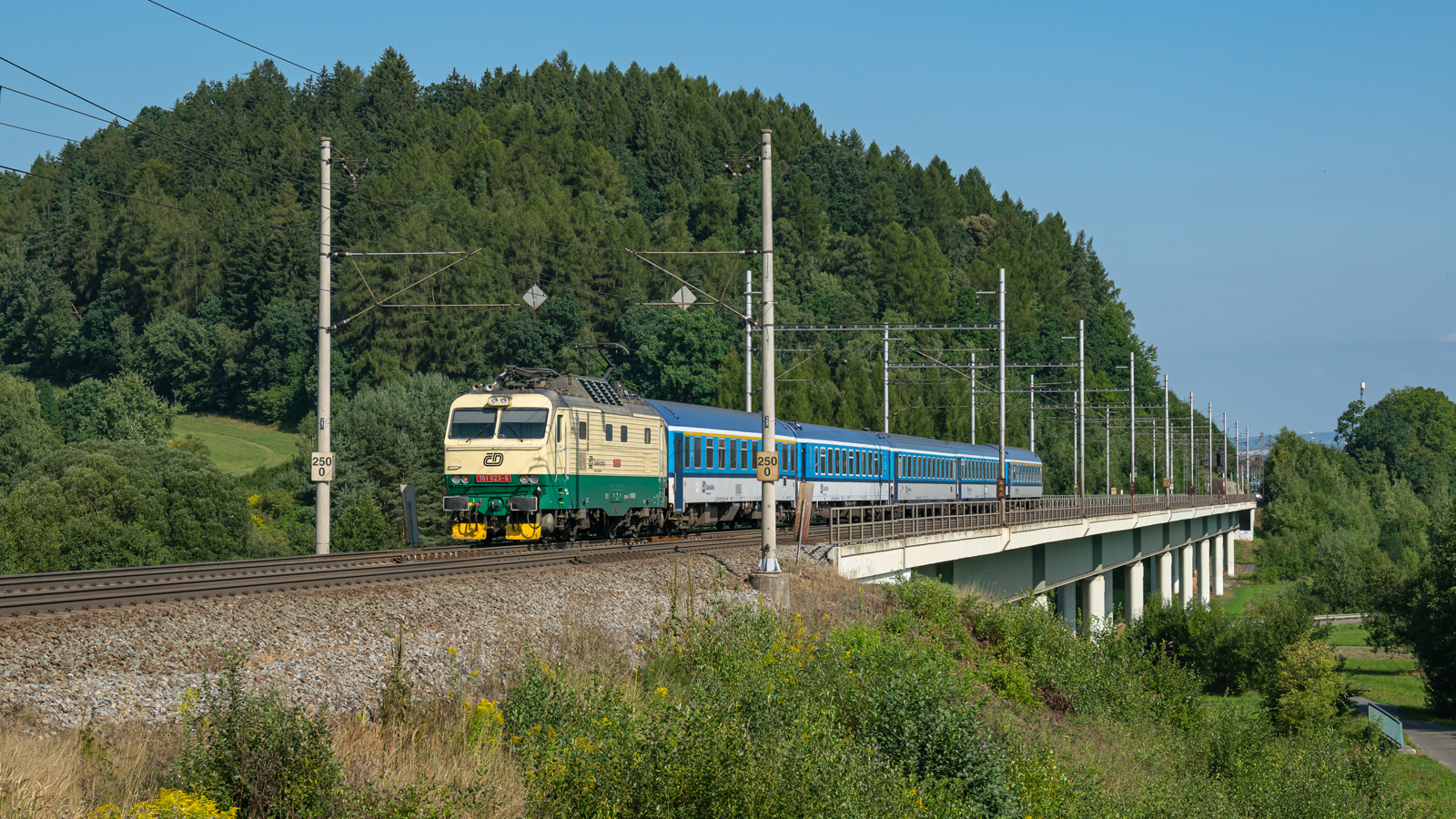 Retro Banan na wiadukcie pod Czeską Trzebową