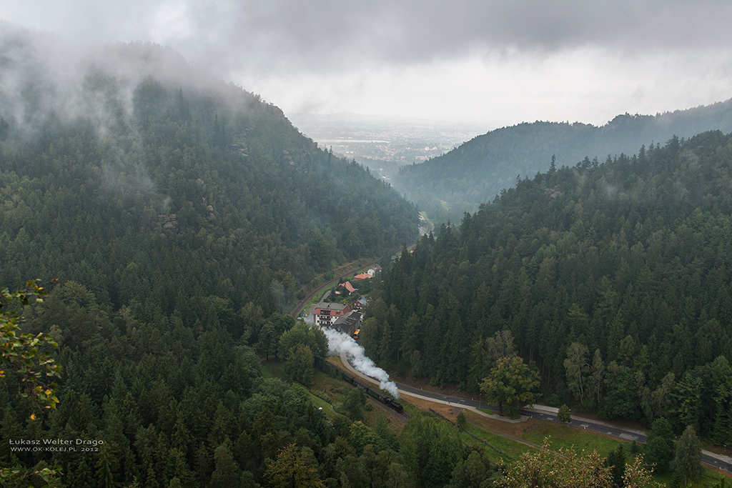 Czekając na krawędzi w obłokach chmur...