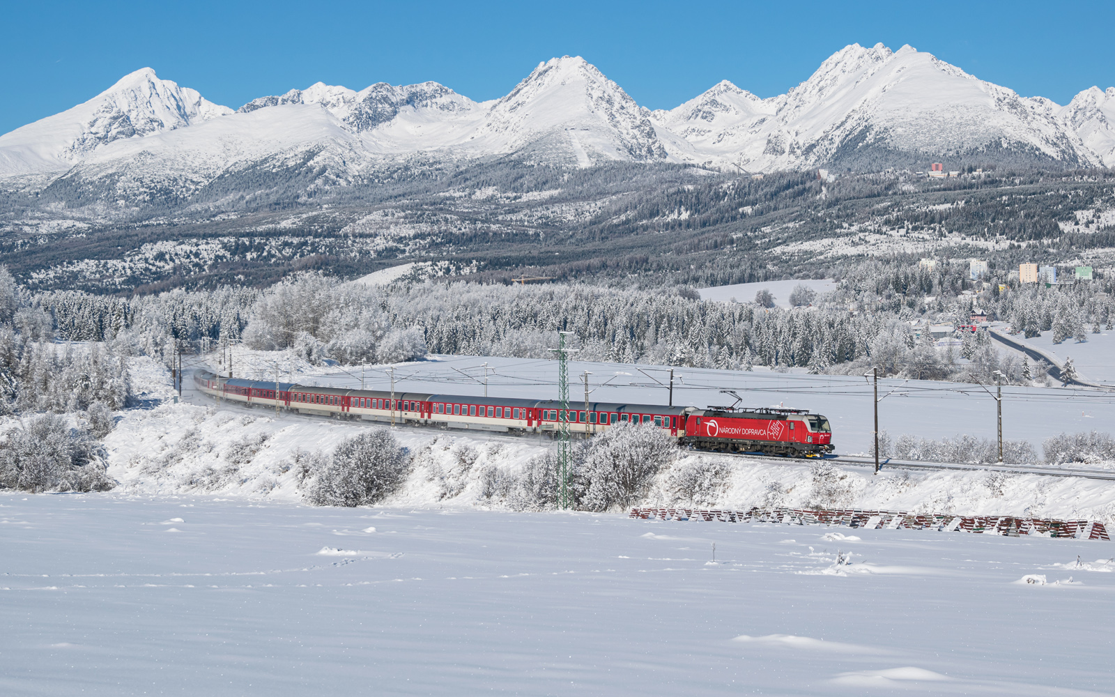 Vectron pod śnieżnymi Tatrami