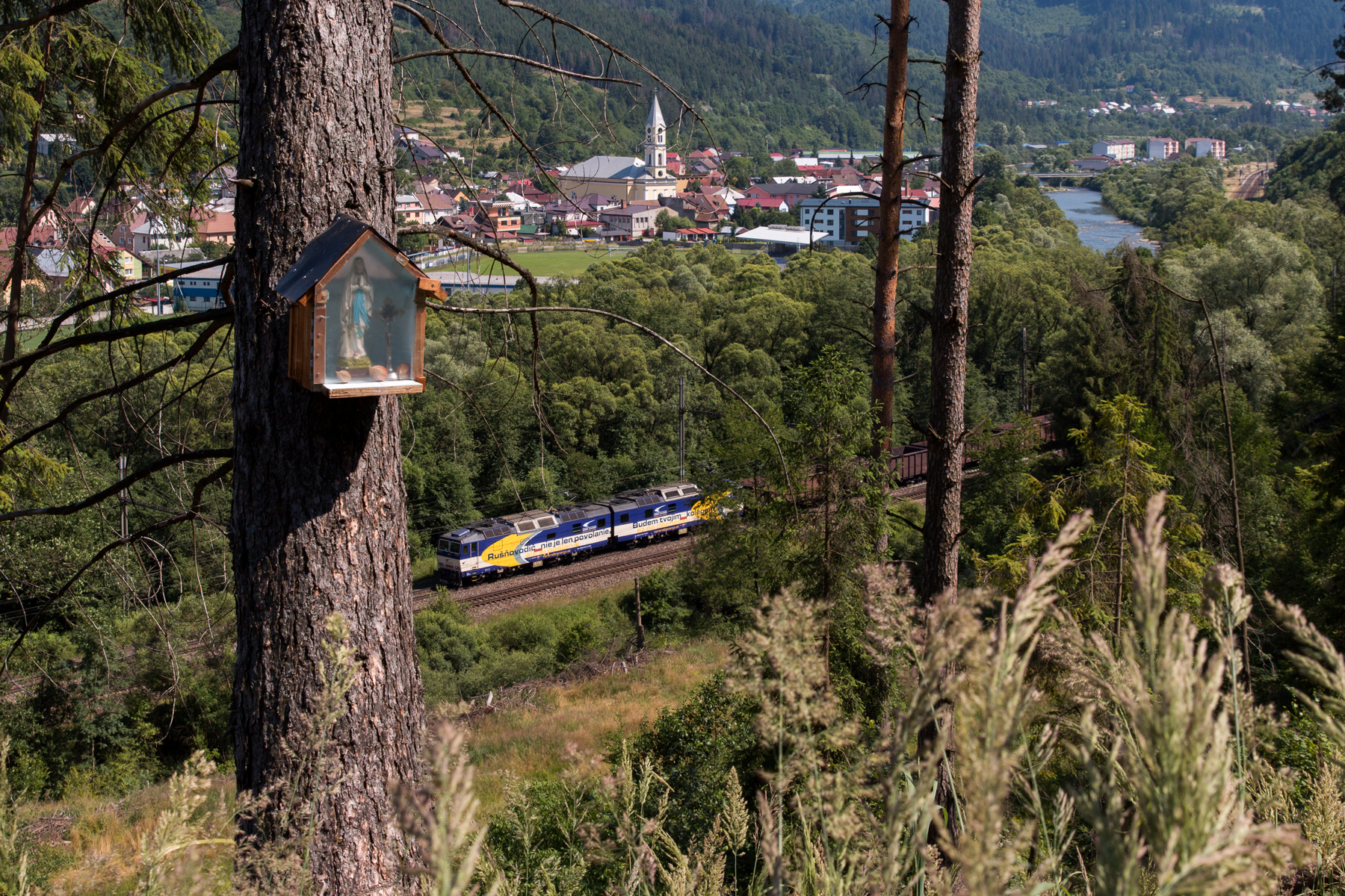 Towarem przez Kysuce na tle Krasna