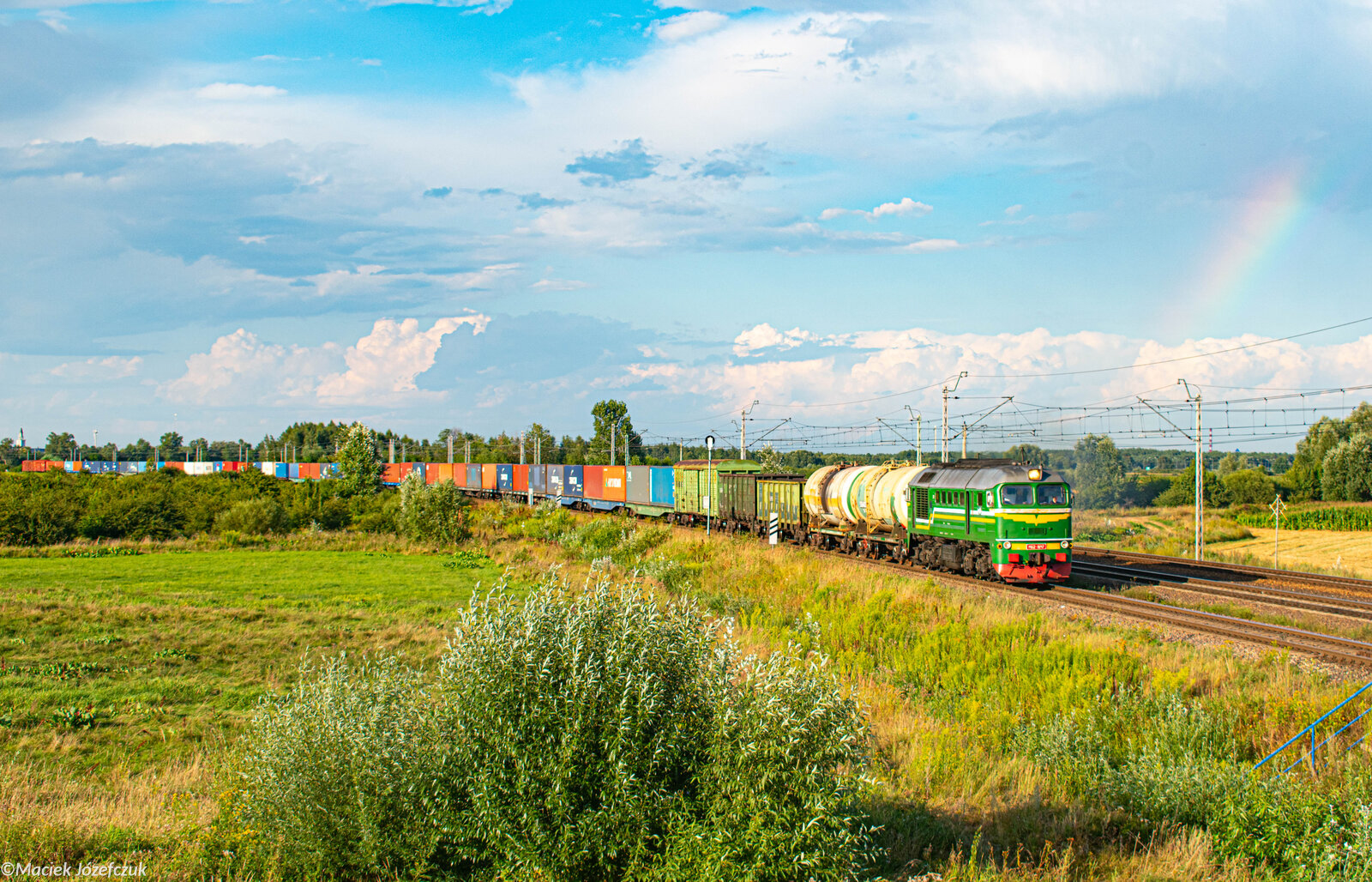 M62-1647 БЧ z towarowym do Kobylan w tle tęczy