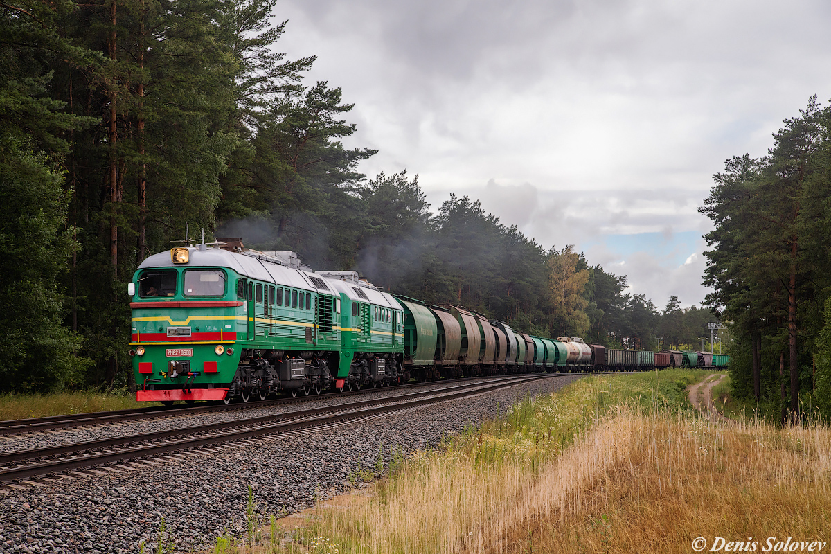 2M62-0600 z pociągiem towarowa na stacją Paneriai