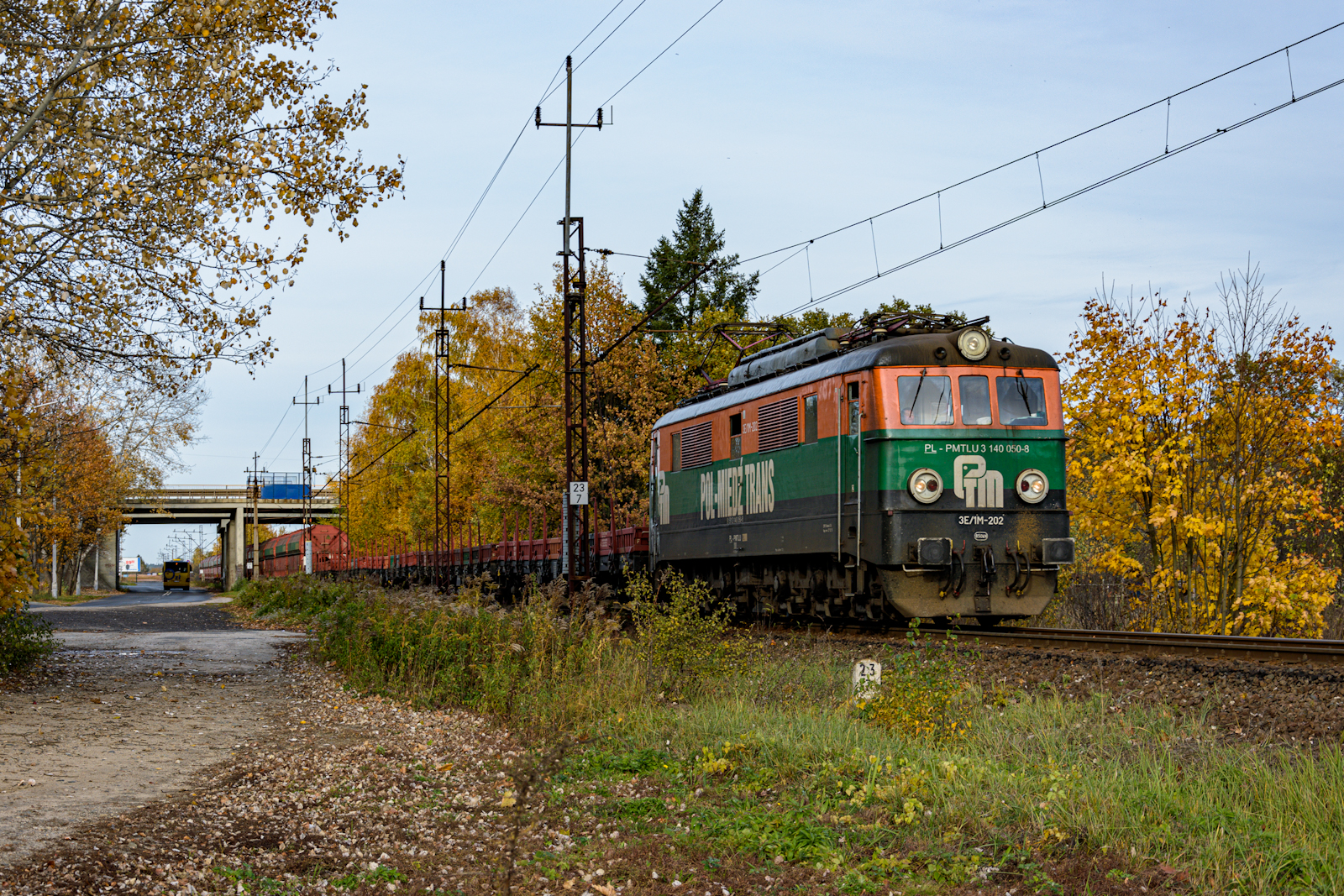 Kominy na tle jesieni