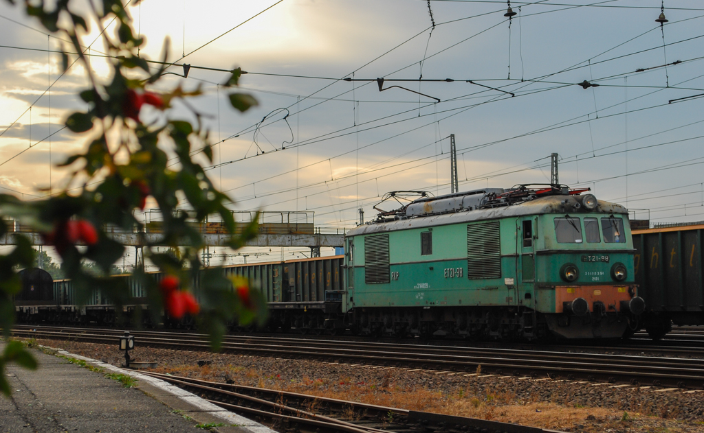 Z drugiej strony peronu.