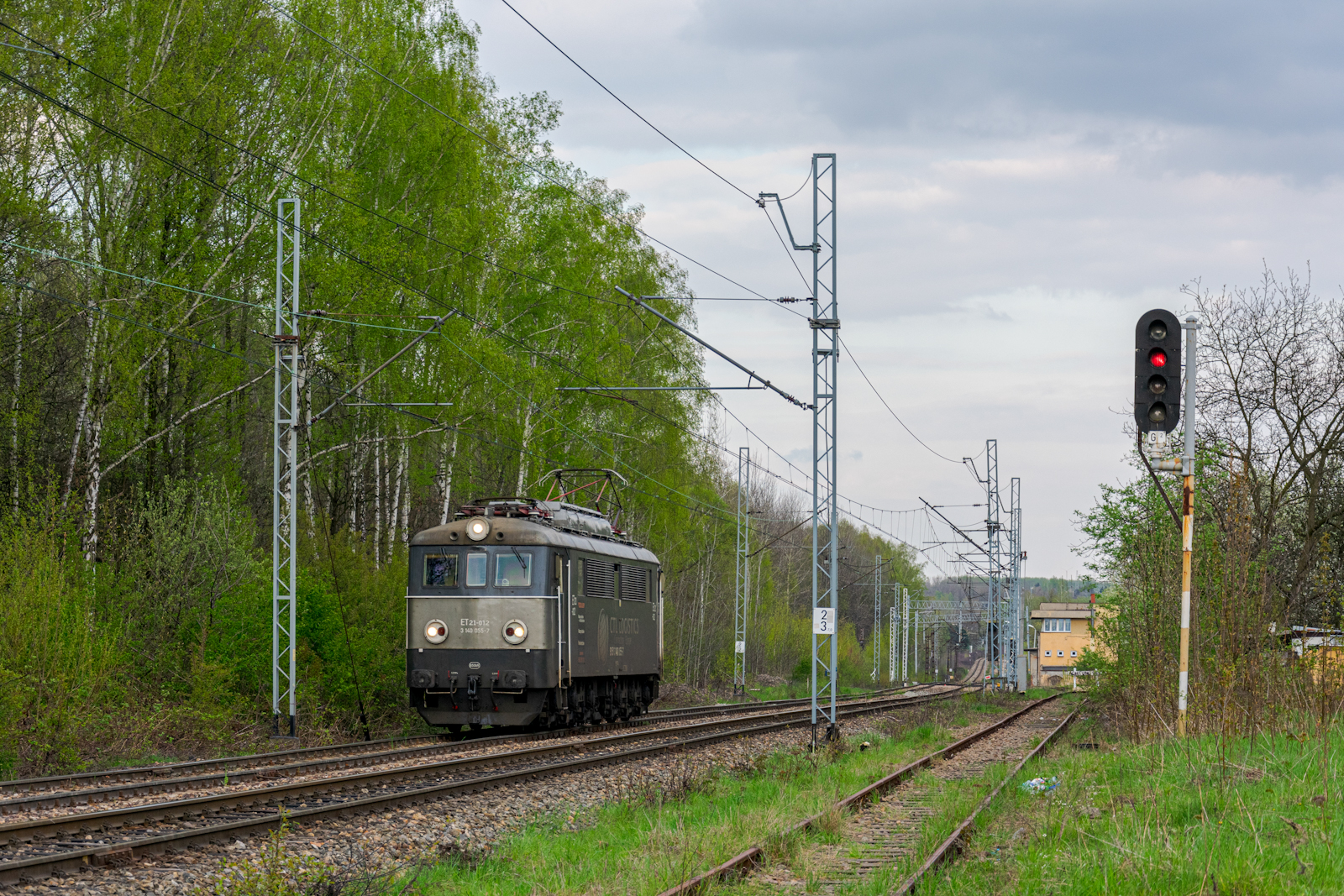 Sputnik na tle zapadliska