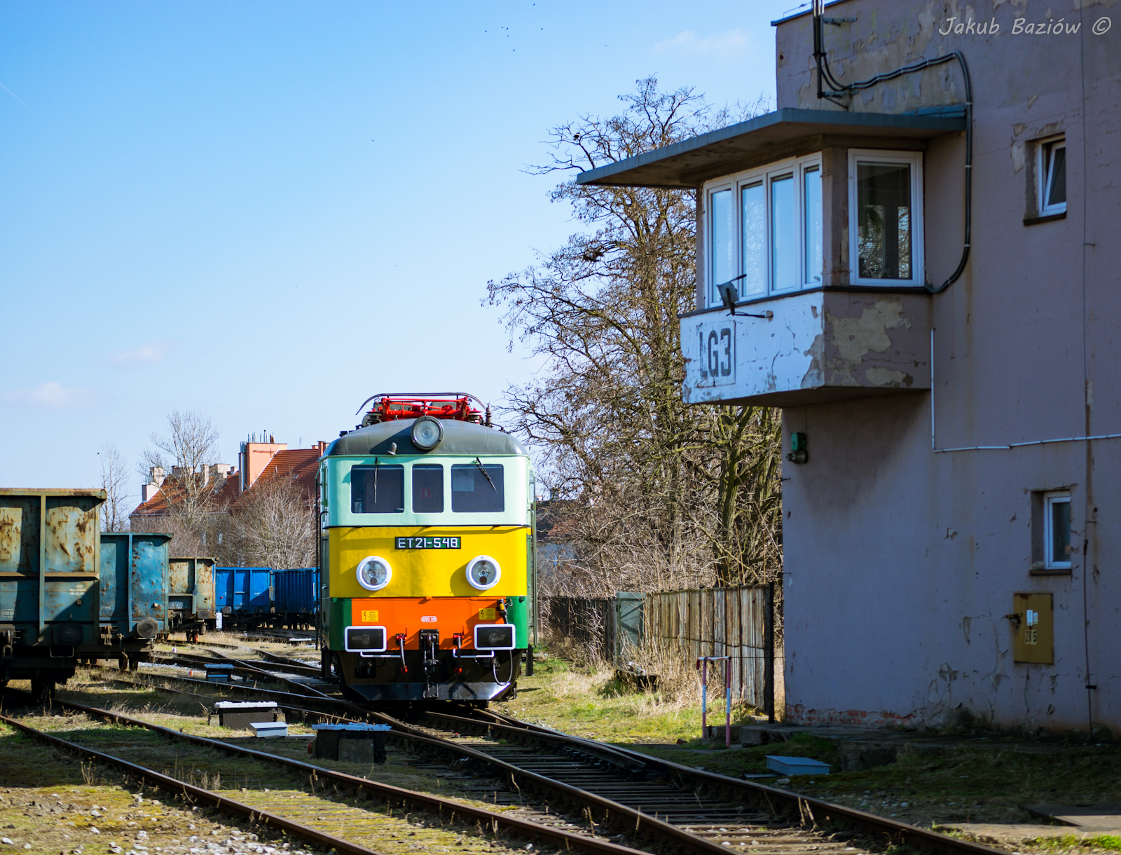 Świeżonka wygrzewa się pod nastawnią