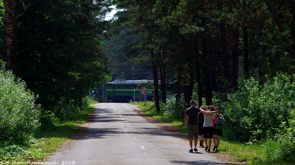 Obozowa wędrówka z koleją w tle