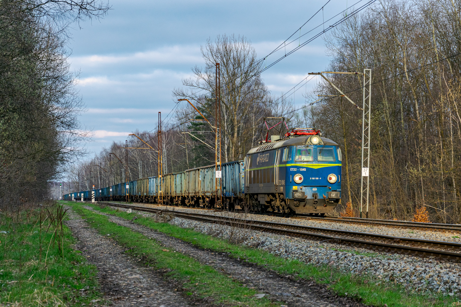 Bykiem wzdłuż rozebranej piaskówki
