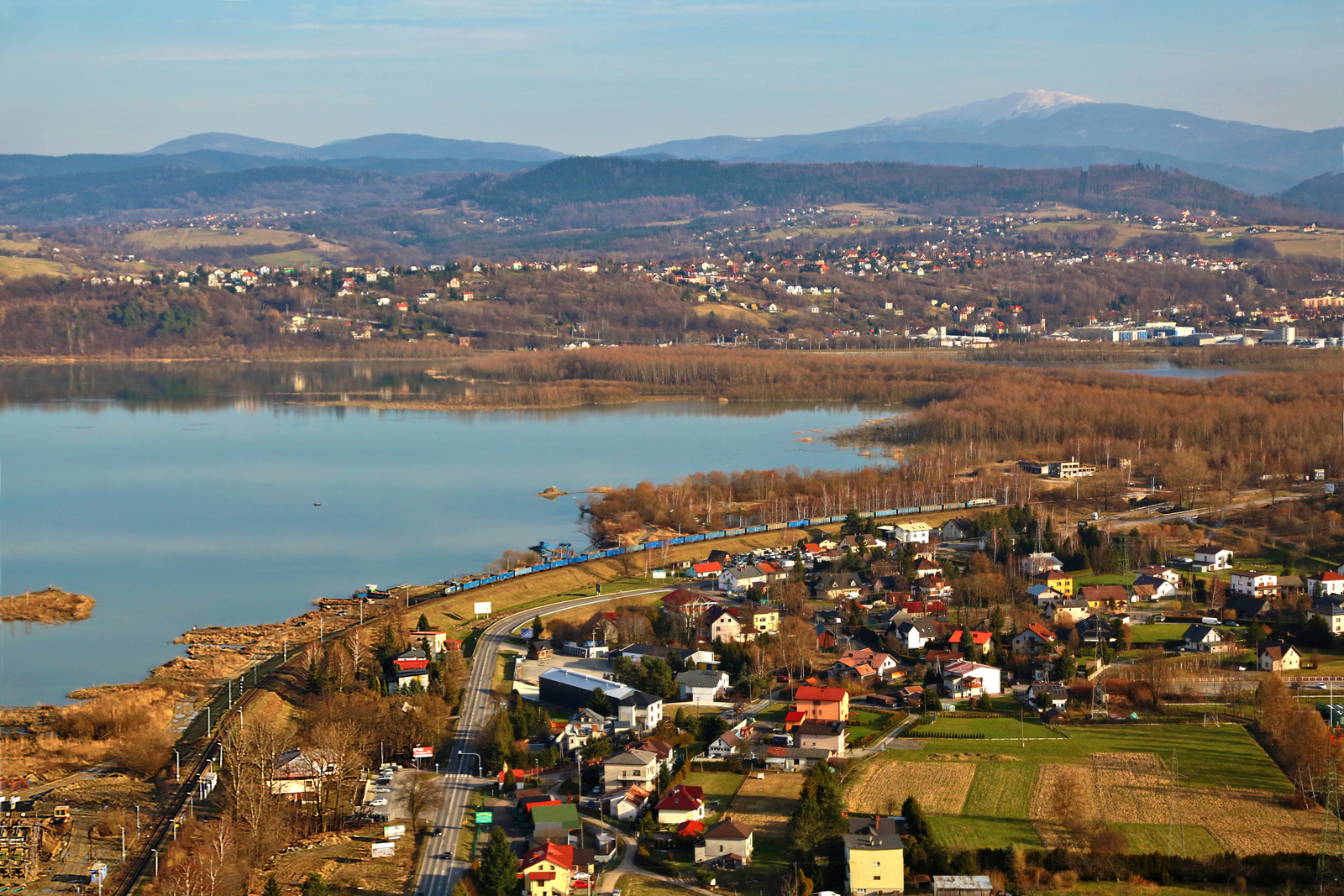 Biało na szczytach gór