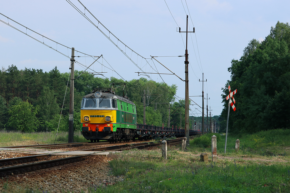 ET22-233 na wyjeździe z Kostrzyna