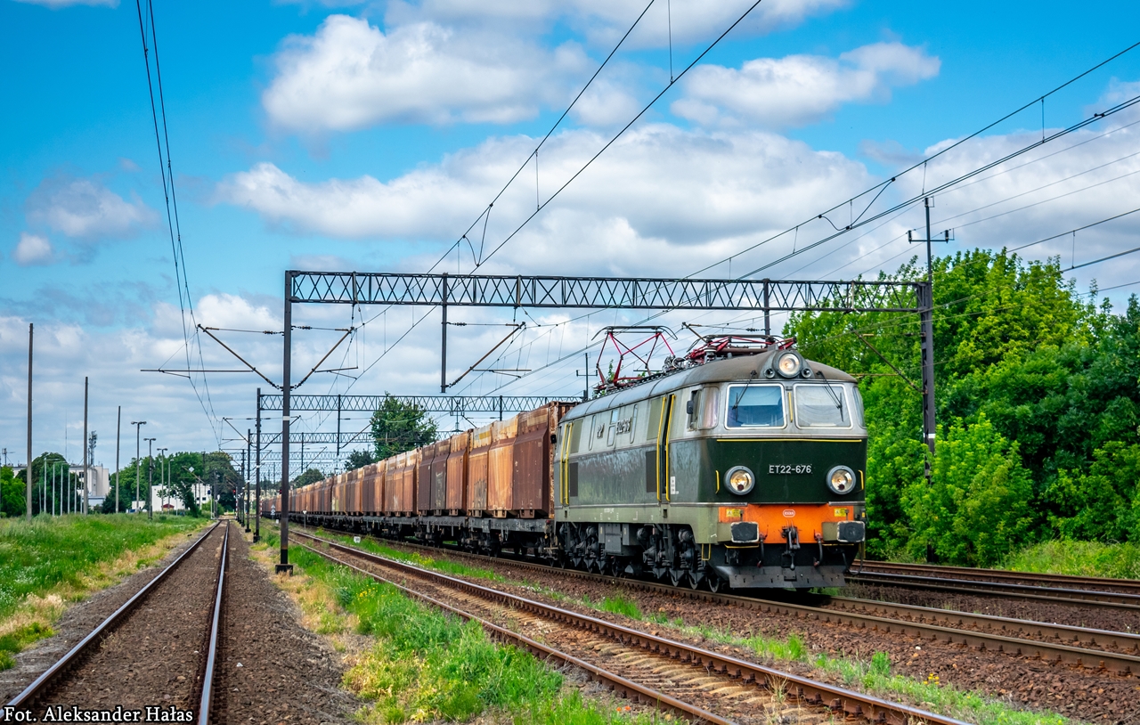 ET22-676 z towarem do Chotyłowa..