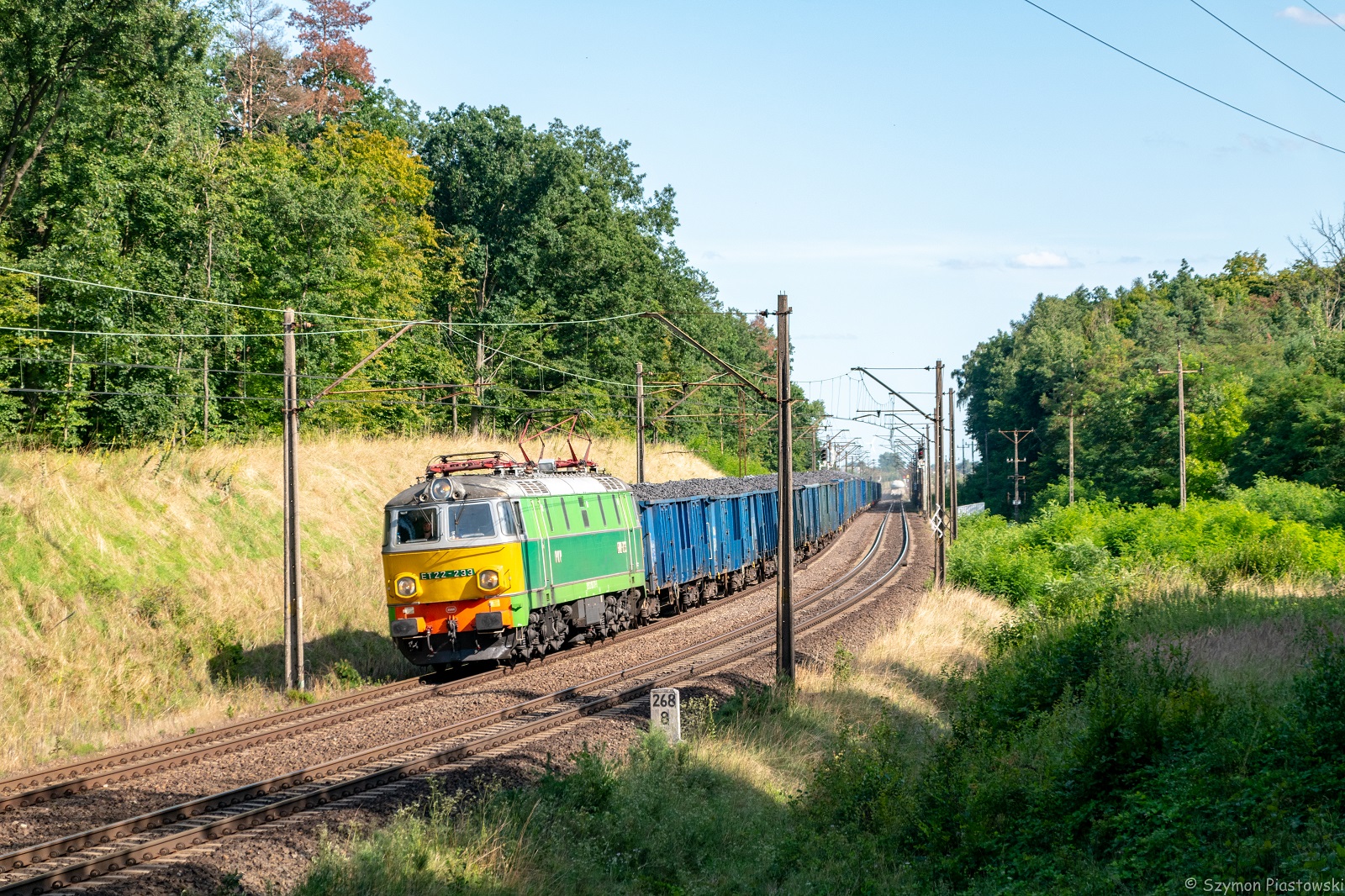 ET22-233 na ostatnim łuku przed Zaryniem.