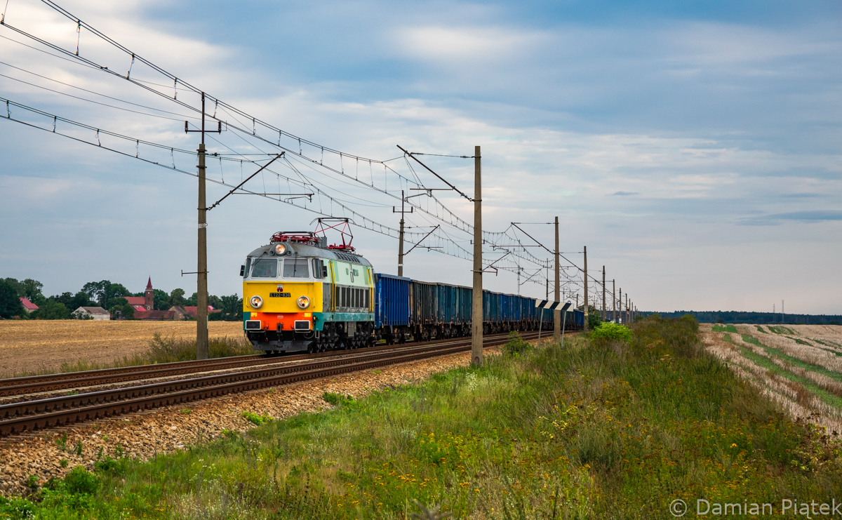 ET22-836 z węglarkami